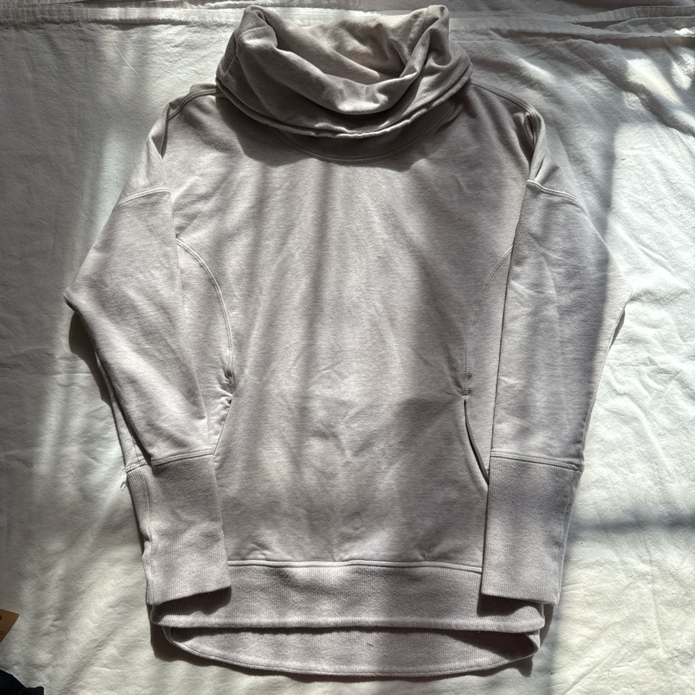 Lululemon Athletica women’s mock neck light gray sweatshirt Sweater size 6